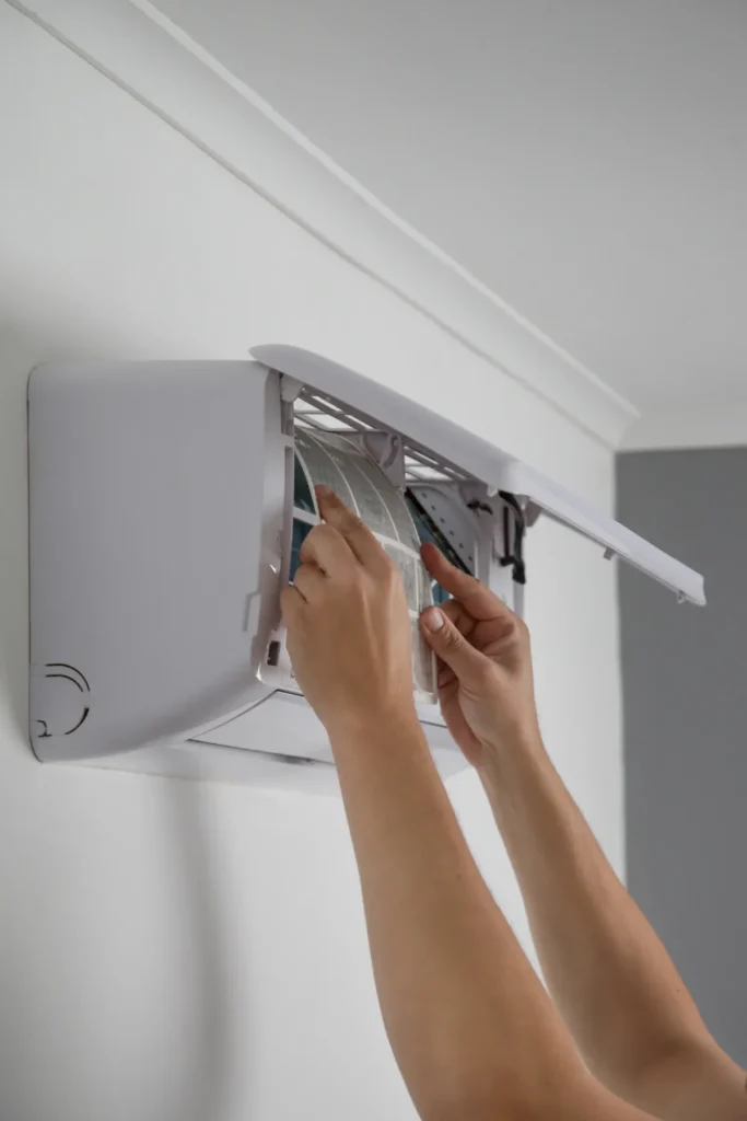 Pose de climatisation avec installation et vérification des éléments internes.