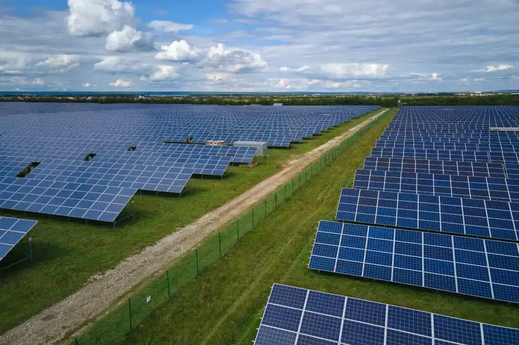 installation-panneaux-photovoltaiques-champ Grand champ de panneaux photovoltaïques captant l'énergie solaire sur un terrain spacieux.